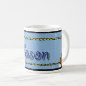 Jason trägt Tasse zur Schau (VorderseiteRechts)