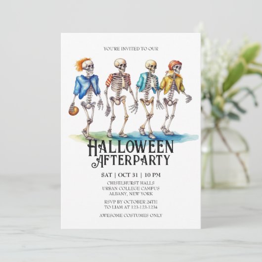 Jaunty Skeleton Teenager Football Halloween-Party Einladung (Stehend Vorderseite)