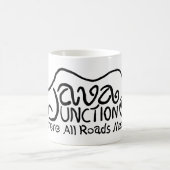 Java Junction mit Coffee Black Text Kaffeetasse (Mittel)