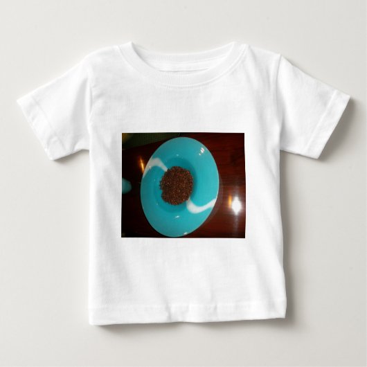 Java Vibes: Kaffeebohnen und Cyan Blue Bowl Art Baby T-shirt (Vorderseite)