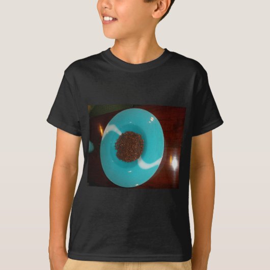 Java Vibes: Kaffeebohnen und Cyan Blue Bowl Art T-Shirt (Vorderseite)