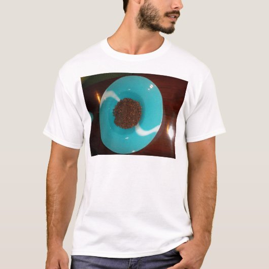 Java Vibes: Kaffeebohnen und Cyan Blue Bowl Art T-Shirt (Vorderseite)
