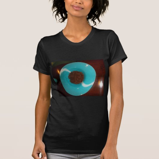 Java Vibes: Kaffeebohnen und Cyan Blue Bowl Art T-Shirt (Vorderseite)