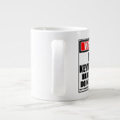 Jazz-Keyboarder hart am Arbeitsplatz warnen Jumbo-Tasse (Rückseite)