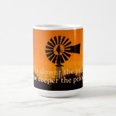 Je langsamer das Tempo, Farm-Windmühle Sonnenunter Kaffeetasse (Mittel)