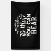 Je leiser man wird, desto mehr kann man Schwarz hö Banner (Vertikal)