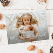 Je mehr das glühende Weihnachtsgeburt zum Foto wir Ankündigung