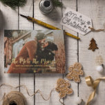 Je mehr die schwächere Schwangerschaft Folien Feiertagskarte<br><div class="desc">Je mehr die merrier minimalistische Foto Weihnachtsschwangerschaft Ankündigung. Bildvorlage über Pixabay,  lizenziert unter CC0 und muss durch Ihr eigenes Foto ersetzt werden</div>