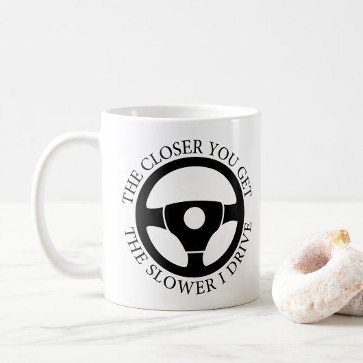 Je Nah, desto langsamer fahre ich sarkastisch Kaffeetasse (Mit Donut)