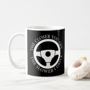 Je näher du kommst, desto langsamer fahre ich Cool Kaffeetasse