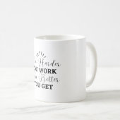 Je schwieriger man arbeitet, desto besser erhält m kaffeetasse (VorderseiteRechts)