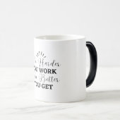 Je schwieriger man arbeitet, desto besser erhält m verwandlungstasse (VorderseiteRechts)