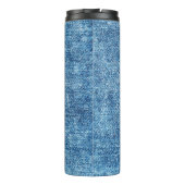 Jeans in Säure waschen blau. Denim Hintergrund, Te Thermosbecher (Rückseite)