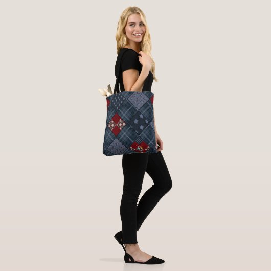 Jeans-Patchwork, Patchwork, Textil, blaues Muster Tasche (Am Model)