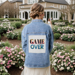 Jeansjacke mit "Game Over"-Text auf dem Rücken