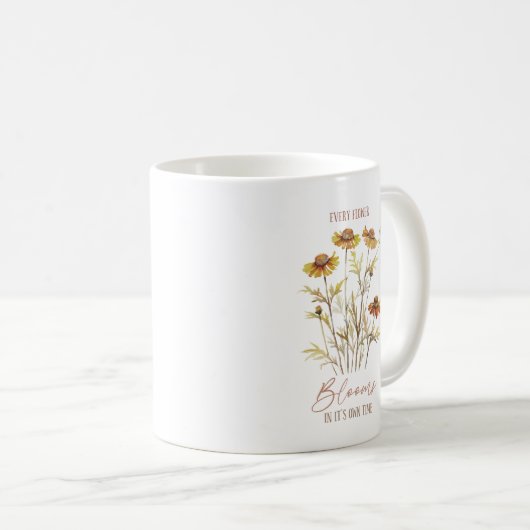Jede Blume blüht in ihrer eigenen Zeit - rustikale Kaffeetasse (VorderseiteRechts)