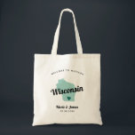 Jede Color Wisconsin-Karte Hochzeitungs-Begrüßungs Tragetasche<br><div class="desc">Hochzeitswochenende Begrüßungsgeschenktasche für Gäste aus der Stadt, um Ihre Hochzeit zu feiern, mit dem Bild von Wisconsin. Sie können die Farben für jeden Teil dieses Designs bearbeiten und das Herz an den Ort Ihrer Hochzeit bringen. Klicken Sie zum Ändern der Farben auf Personalisieren und dann auf "Bearbeiten mit dem Entwurfstool"....</div>
