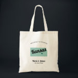 Jede Farbe Kansas Karte Hochzeitsempfehlung Begrüß Tragetasche<br><div class="desc">Hochzeitswochenende Begrüßungsgeschenktasche für Gäste, die außerhalb der Stadt zu Ihrer Hochzeit kommen, mit Bild von Kansas. Sie können die Farben für jeden Teil dieses Designs bearbeiten und das Herz an den Ort Ihrer Hochzeit bringen. Klicken Sie zum Ändern der Farben auf Personalisieren und dann auf "Bearbeiten mit dem Entwurfstool". Wählen...</div>
