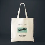 Jede Farbe Kansas Karte Hochzeitsempfehlung Begrüß Tragetasche<br><div class="desc">Hochzeitswochenende Begrüßungsgeschenktasche für Gäste, die außerhalb der Stadt zu Ihrer Hochzeit kommen, mit Bild von Kansas. Sie können die Farben für jeden Teil dieses Designs bearbeiten und das Herz an den Ort Ihrer Hochzeit bringen. Klicken Sie zum Ändern der Farben auf Personalisieren und dann auf "Bearbeiten mit dem Entwurfstool". Wählen...</div>