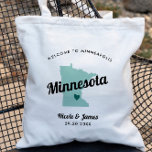 Jede Farbe Minnesota Karte Hochzeitungs-Begrüßungs Tragetasche<br><div class="desc">Hochzeitswochenende Begrüßungsgeschenktasche für Gäste aus der Stadt, um Ihre Hochzeit zu feiern, mit dem Bild von Minnesota. Sie können die Farben für jeden Teil dieses Designs bearbeiten und das Herz an den Ort Ihrer Hochzeit bringen. Klicken Sie zum Ändern der Farben auf Personalisieren und dann auf "Bearbeiten mit dem Entwurfstool"....</div>