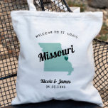 Jede Farbe Missouri Karte Hochzeitungs-Begrüßungst Tragetasche<br><div class="desc">Hochzeitswochenende Begrüßungsgeschenk-Tasche für Gäste aus der Stadt zu Ihrer Hochzeit, mit Bild von Missouri. Sie können die Farben für jeden Teil dieses Designs bearbeiten und das Herz an den Ort Ihrer Hochzeit bringen. Klicken Sie zum Ändern der Farben auf Personalisieren und dann auf "Bearbeiten mit dem Entwurfstool". Wählen Sie das...</div>