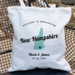 Jede Farbe neue Hampshire-Karte Hochzeitungs-Begrü Tragetasche<br><div class="desc">Hochzeitswochenende Begrüßungsgeschenk-Tasche für Gäste aus der Stadt zu Ihrer Hochzeit, mit Bild von New Hampshire. Sie können die Farben für jeden Teil dieses Designs bearbeiten und das Herz an den Ort Ihrer Hochzeit bringen. Klicken Sie zum Ändern der Farben auf Personalisieren und dann auf "Bearbeiten mit dem Entwurfstool". Wählen Sie...</div>