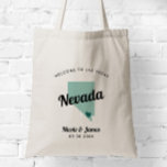 Jede Farbe Nevada Hochzeit in Urlaubsort Begrüßung Tragetasche<br><div class="desc">Hochzeitswochenende Begrüßungsgeschenktasche für Gäste aus der Stadt, um Ihre Hochzeit zu feiern, mit dem Bild von Nevada. Sie können die Farben für jeden Teil dieses Designs bearbeiten und das Herz an den Ort Ihrer Hochzeit bringen. Klicken Sie zum Ändern der Farben auf Personalisieren und dann auf "Bearbeiten mit dem Entwurfstool"....</div>