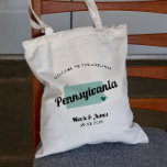 Jede Farbe Pennsylvania Karte HochzeitsWillkommens Tragetasche<br><div class="desc">Hochzeitswochenende Begrüßungsgeschenktasche für Gäste aus der Stadt, die auf Ihre Hochzeit mit dem Bild von Pennsylvania verzichten möchten. Sie können die Farben für jeden Teil dieses Designs bearbeiten und das Herz an den Ort Ihrer Hochzeit bringen. Klicken Sie zum Ändern der Farben auf Personalisieren und dann auf "Bearbeiten mit dem...</div>