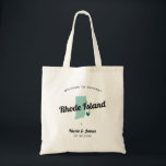 Jede Farbe Rhode Island Karte Hochzeitungs-Begrüßu Tragetasche<br><div class="desc">Hochzeitswochenende Begrüßungsgeschenk-Tasche für Gäste aus der Stadt, um Ihre Hochzeit, mit dem Bild von Rhode Island. Sie können die Farben für jeden Teil dieses Designs bearbeiten und das Herz an den Ort Ihrer Hochzeit bringen. Klicken Sie zum Ändern der Farben auf Personalisieren und dann auf "Bearbeiten mit dem Entwurfstool". Wählen...</div>