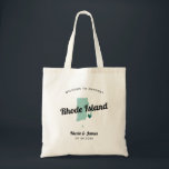 Jede Farbe Rhode Island Karte Hochzeitungs-Begrüßu Tragetasche<br><div class="desc">Hochzeitswochenende Begrüßungsgeschenk-Tasche für Gäste aus der Stadt, um Ihre Hochzeit, mit dem Bild von Rhode Island. Sie können die Farben für jeden Teil dieses Designs bearbeiten und das Herz an den Ort Ihrer Hochzeit bringen. Klicken Sie zum Ändern der Farben auf Personalisieren und dann auf "Bearbeiten mit dem Entwurfstool". Wählen...</div>