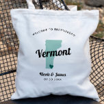 Jede Farbe Vermont Karte Hochzeitungs-Begrüßungsta Tragetasche<br><div class="desc">Hochzeitswochenende Begrüßungsgeschenktasche für Gäste aus der Stadt, um Ihre Hochzeit zu feiern, mit Bild von Vermont. Sie können die Farben für jeden Teil dieses Designs bearbeiten und das Herz an den Ort Ihrer Hochzeit bringen. Klicken Sie zum Ändern der Farben auf Personalisieren und dann auf "Bearbeiten mit dem Entwurfstool". Wählen...</div>