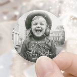 JEDE Geburtstagspartei Chic White Typografy & Foto Runder Aufkleber<br><div class="desc">Fügen Sie den Geburtstagsfavoriten, Einladungen und Dankeschön-Noten mit individuellen Foto-Rundklebern / Umschlag Aufklebern eine personalisierte Touch hinzu. Das Bild und alle Formulierungen auf dieser Vorlage sind einfach anzupassen. (IMAGE PLACEMENT TIP: Eine einfache Möglichkeit, ein Foto genau so zu positionieren, wie Sie es gewollt haben, besteht darin, es einzuschneiden, bevor Sie...</div>