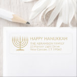 Jede Text Menorah Gold Hanukkah Rücksendeadresse<br><div class="desc">Fügen Sie die perfekte Hanukkah Kartenbearbeitung Touch mit diesen eleganten Rücksendeadressen-Aufklebern in Weiß und Gold hinzu. Das Gold ist nicht metallisch bedruckt, keine Folie. Jeder Text kann leicht mit jedem Gruß, Namen und jede Adresse angepasst werden. Das Design besticht durch eine einfache Menorah mit hellen Kerzen und eine schicke, moderne...</div>
