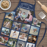 Jede Textfamilie Foto Collage Oma Navy Blau Schürze<br><div class="desc">Feiern Sie die schlichten Freuden von Familie und Enkelkindern mit einer eleganten, individuellen Foto-Collage blau-weiß-Schürze. Bilder und Text sind einfach zu verändern. Zitat, dass "Meine Lieblings-Leute nennen mich Oma" kann für Nana, Grammy, Granny, Gigi, Mommy, Mama, Tante, etc. personalisiert sein (IMAGE PLACEMENT TIP: Eine einfache Möglichkeit, ein Foto genau so...</div>