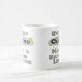 Jede Wolke hat eine silberne Färbung Kaffeetasse (Mittel)