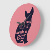 Jede Zuhause braucht eine Katze Große Wanduhr (Winkel)