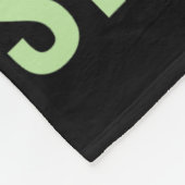 Jeden Berg mit stiller Kraft erklimmen Fleecedecke (Ecke)