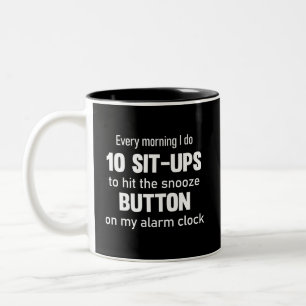 Jeden Morgen mache ich 10 Sit-Ups..  lustiges Spri Zweifarbige Tasse