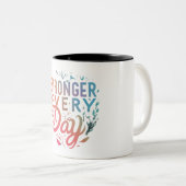 Jeden Tag stärker Zweifarbige Tasse (VorderseiteRechts)