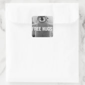 Jeder braucht eine Umarmung Quadratischer Aufkleber (Tasche)