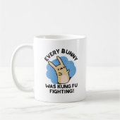 Jeder Bunny war Kung Fu kämpfen Funny Rabbit Pun Kaffeetasse (Links)