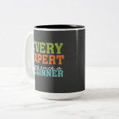 Jeder Experte war einmal eine Anfänger-Tafel-Tasse Zweifarbige Tasse (Vorderseite Links)