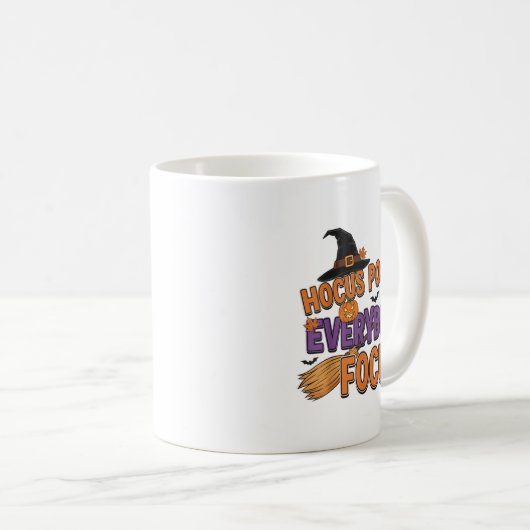 Jeder fokussiert lustige Halloween-Lehrer Kaffeetasse (VorderseiteRechts)