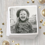JEDER Geburtstag Chic White Typografy & Foto Party Serviette<br><div class="desc">Fügen Sie eine elegante Touch zu den Geburtstagsgeschmack-Dekorationen mit individuellen Foto-Papierservietten hinzu. Das Bild und alle Formulierungen auf dieser Vorlage sind einfach zu personalisieren. (IMAGE PLACEMENT TIP: Eine einfache Möglichkeit, ein Foto genau so zu positionieren, wie Sie es gewollt haben, besteht darin, es einzuschneiden, bevor Sie es auf die Zazzle-Website...</div>