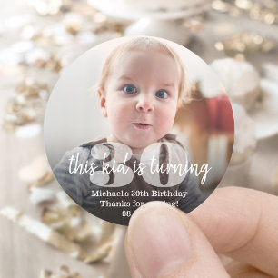 JEDER Geburtstag "This Kid" Modernes Foto Overlay Runder Aufkleber