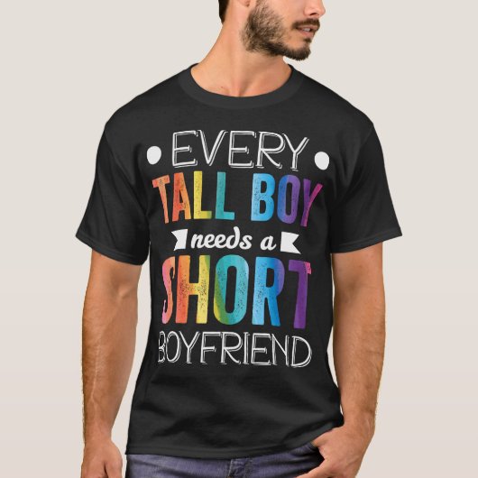 Jeder große Junge braucht Kurzen Freund Lgbt Valen T-Shirt (Vorderseite)
