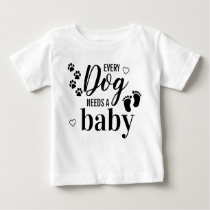 Jeder Hund braucht eine Schwangerschaftsankündigun Baby T-shirt