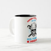 Jeder ist Klempner, bis der echte erscheint Zweifarbige Tasse (Vorderseite Links)