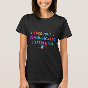 Jeder kommuniziert anders Autismus-Bewusstsein T-Shirt