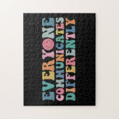 Jeder kommuniziert anders über Autismus-Bewusstsei Puzzle (Vertikal)